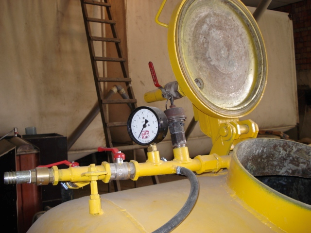 Давление в смесительном резервуаре может меняться оператором, для подачи определенного количества раствора.