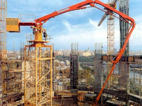 Стационарные бетононасосы широко применяются при возведении высотных построек, как жилого, так и производственного характера.